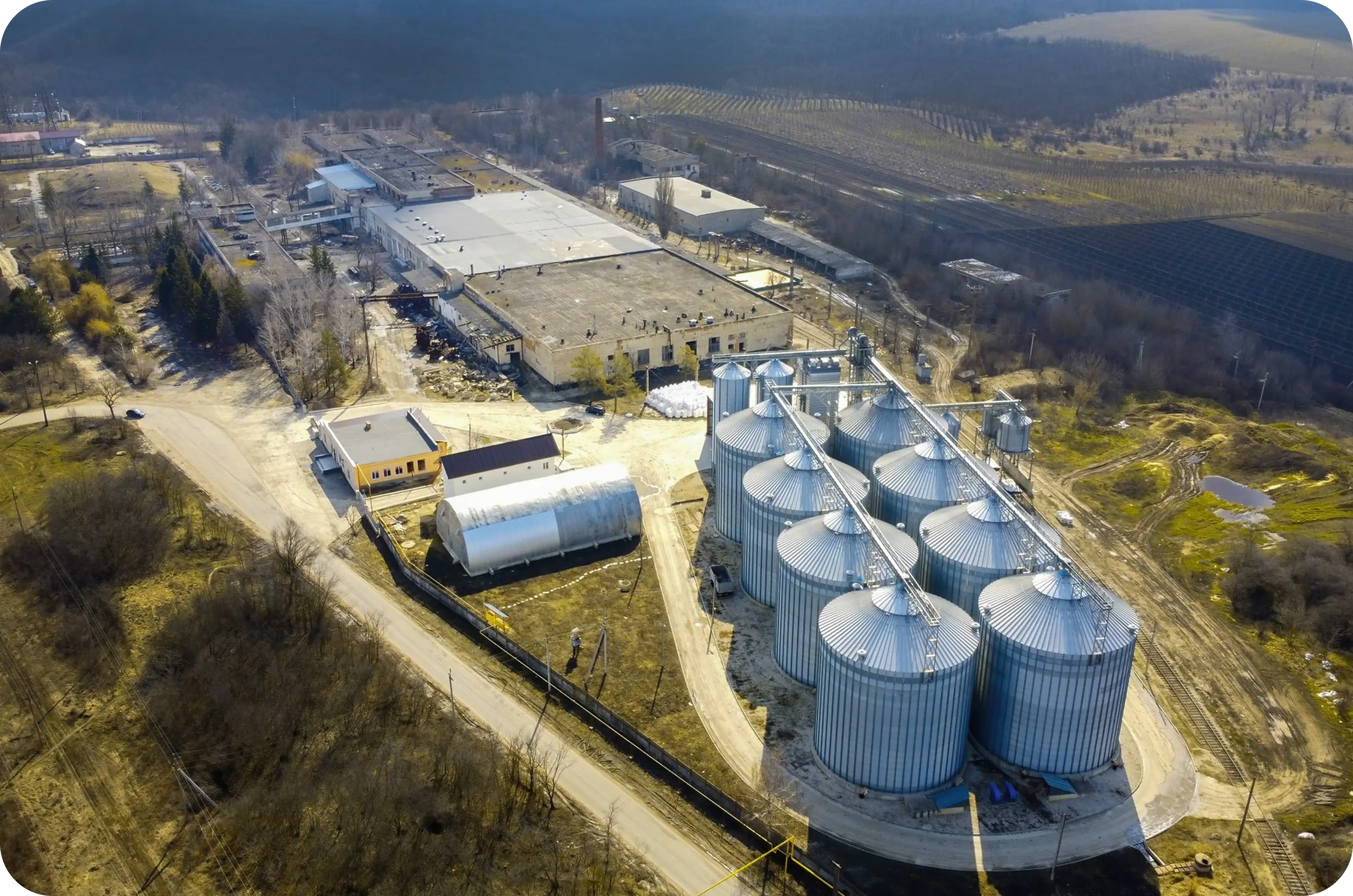 LNG facility worker with tablet